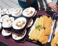 本日のお昼は鶏そぼろ丼とアジフライです。美味しそうですね～